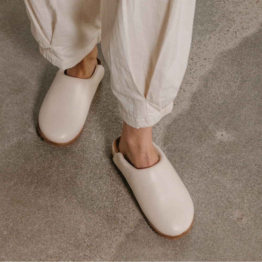 Kelsi Dagger BK® White/Beige Flip Shell Clogs size 7